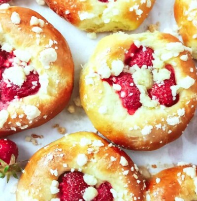 Drozdzowki_z_owocami_sezonowymi